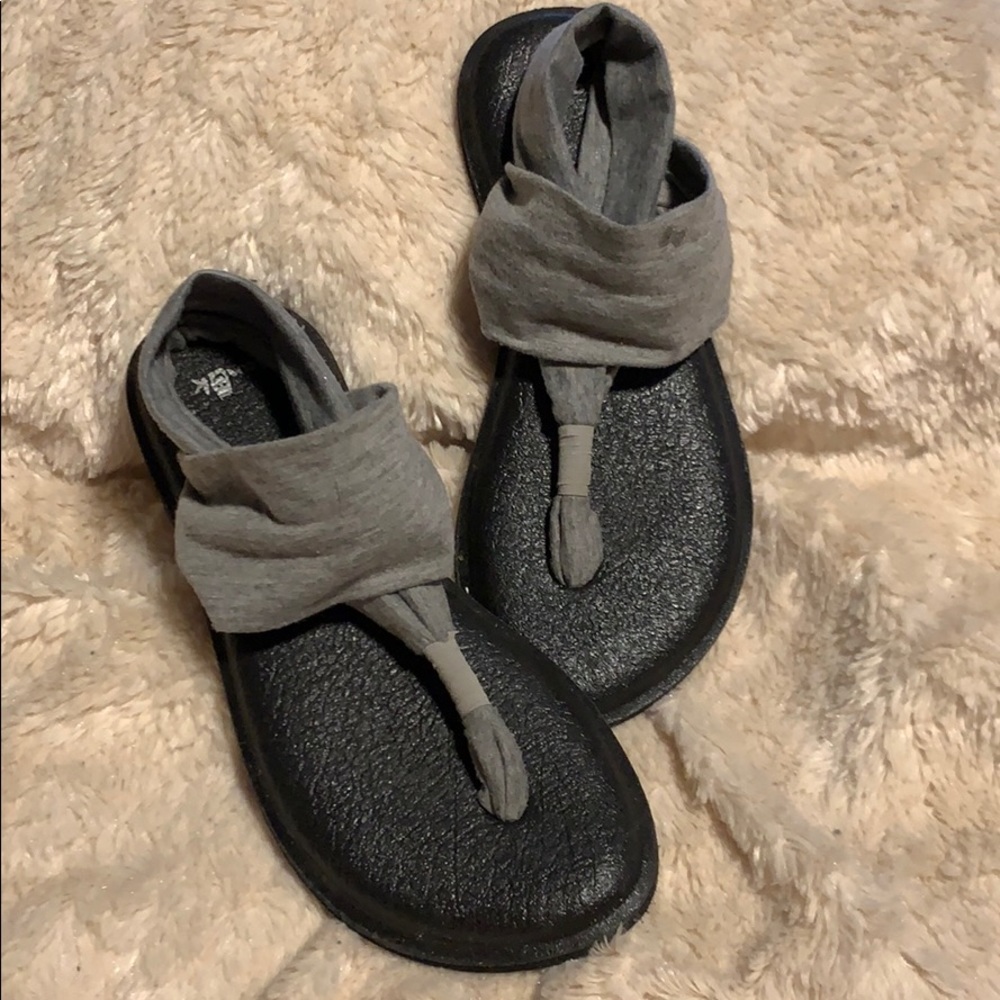 Comfy grey Sanuk yoga sandals sz. 6